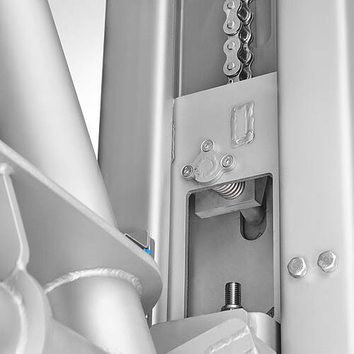 Massive Fallsicherung: 4 mm Edelstahl-U-Schiene mit Langlöchern (200 mm) und druckfederaktiviertem Ø 20 mm Zapfen – sofortiger Laststopp bei Kettenbruch/-durchhang. | Mohn GmbH