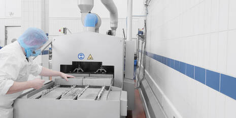 Industrie-Waschanlage zur Reinigung von Satten und Pastetenformen für Leberkäse | Mohn GmbH