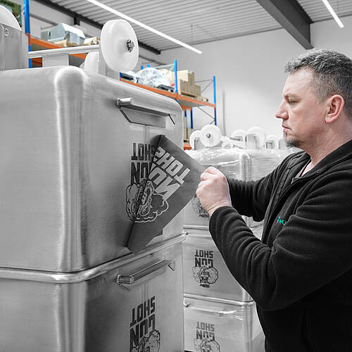 Kennzeichnung von Produkten durch individuelle Beschriftungen mit unserem Edelstahl-Ätz-Service | Mohn GmbH