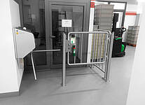 Handdesinfektionsautomat mit Drehsperre Typ Desi-Control Ecoline mit Fluchtweg-Geländertor (ID 21-62175) 